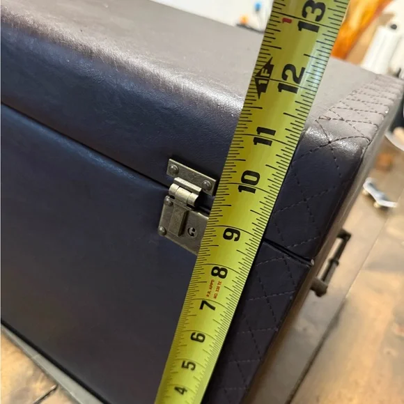 Vintage faux leather jewelry trunk - Picture 11 of 16